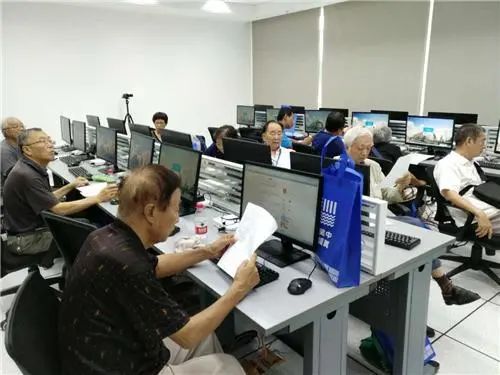 吴中区图书馆第12期“爱老扶老”公益培训活动 助老年读者轻松玩转电脑与手机